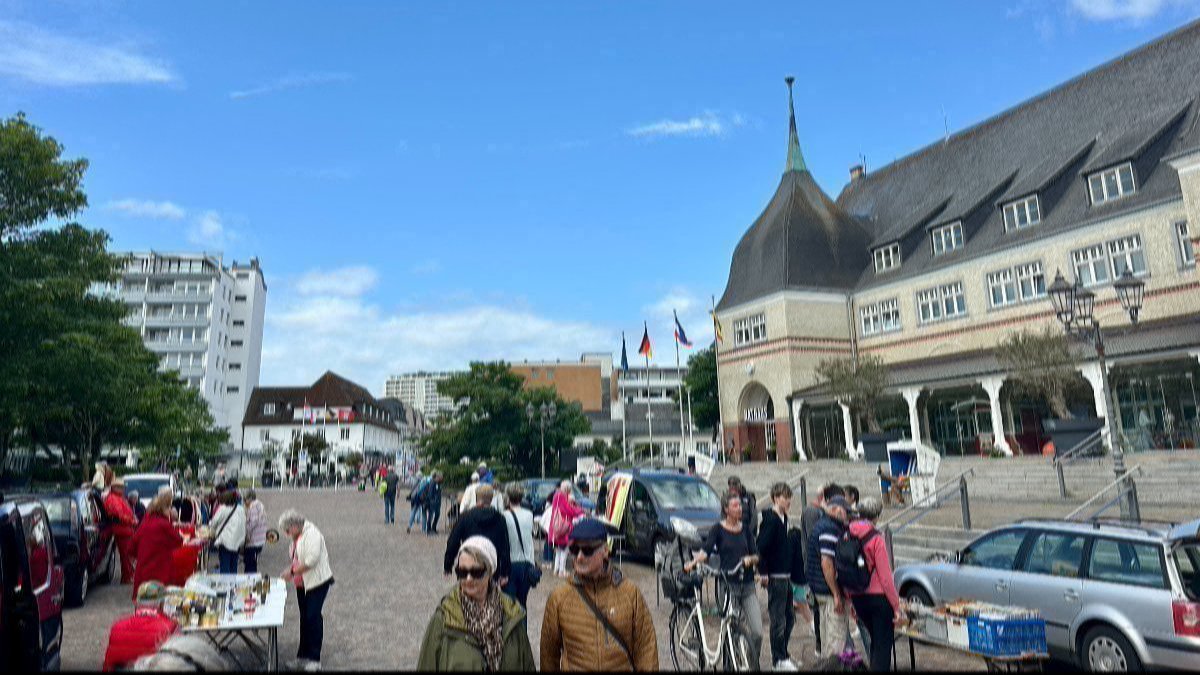 Hausfrauenflohmarkt in Andreas-Nielsen-Str. 1, 25980 Sylt OT Westerland / Rathausvorplatz