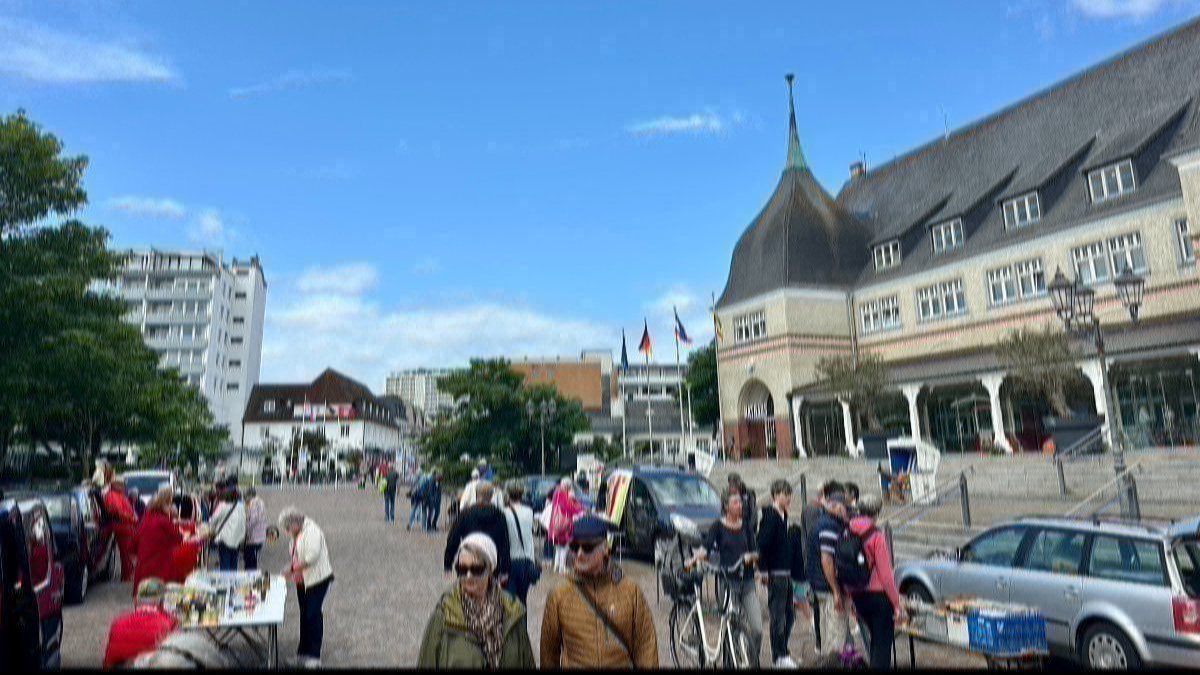 Hausfrauenflohmarkt in Andreas-Nielsen-Str. 1, 25980 Sylt OT Westerland / Rathausvorplatz