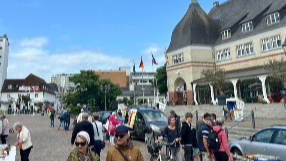 Hausfrauenflohmarkt in Andreas-Nielsen-Str. 1, 25980 Sylt OT Westerland / Rathausvorplatz