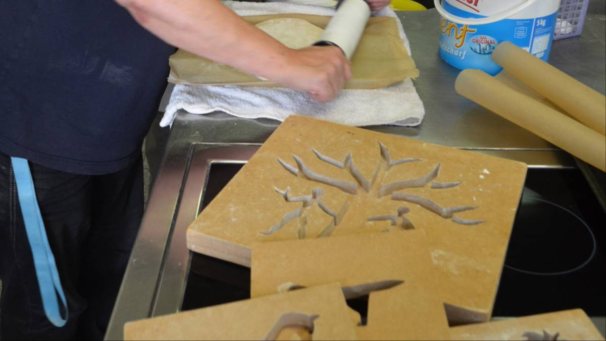 Salzteigfiguren für den Jöölboom in Boy-Lornsen-Schule, Boy-Peter-Eben-Weg 2, 25980 Sylt, Tinnum