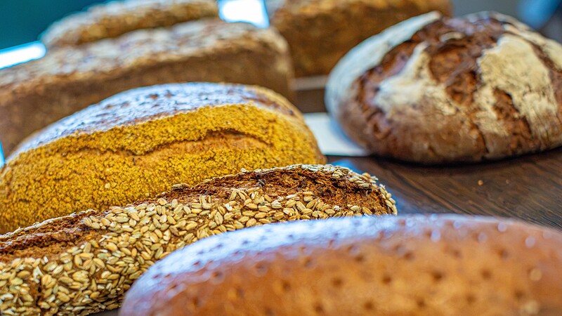 Starkes Ergebnis bei der Brotprüfung auf Sylt 2026: 66 von insgesamt 68 geprüften Broten und Brötchen wurden ausgezeichnet. 24 Produkte erhielten die Bewertung „Sehr gut“, 26 „Gut“ und 16 wurden mit Gold prämiert.