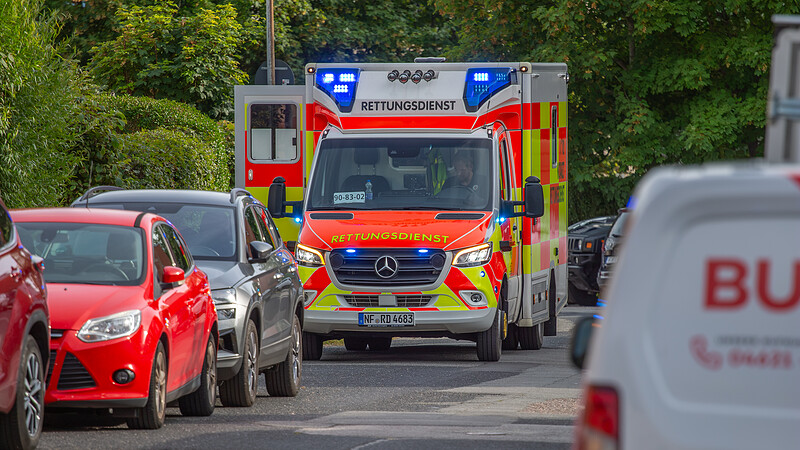 Auch der Rettungsdienst wurde zum Einsatz hinzugezogen. Eine ältere Frau klagte über leichte Atemwegsreizungen und wurde medizinisch betreut.