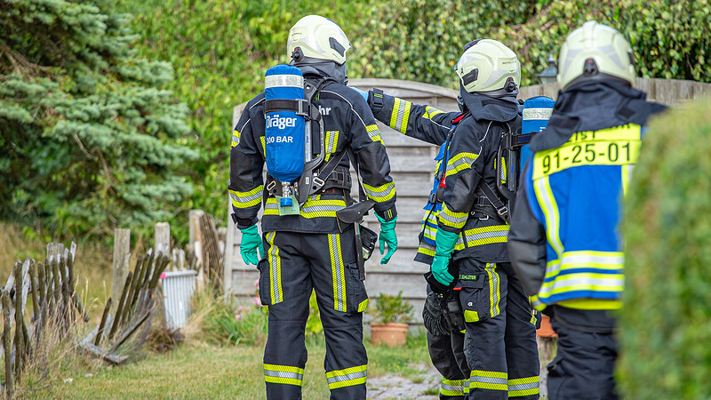 Unter Atemschutz gingen Einsatzkräfte in den abgesperrten Bereich vor. Die Feuerwehr bestätigte vor Ort den Fund des ausgelaufenen Quecksilbers.