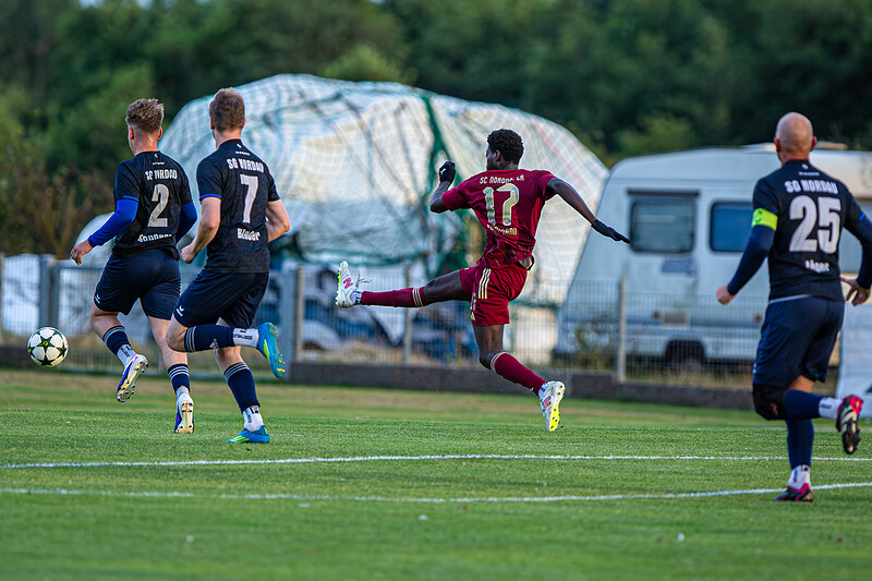 Der Abschluss sitzt: Nicholas Asiedu Okyere Manford trifft in der 22. Minute zur 1:0-Führung für den SC Norddörfer.