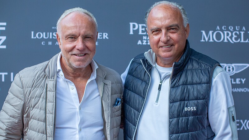 Fußball-Prominenz beim Catwalk in Keitum: Michael Rummenigge, ehemaliger Bundesliga-Profi von Bayern München und Borussia Dortmund, gemeinsam mit Hansi Müller, dem früheren deutschen Nationalspieler und Vize-Europameister von 1980.