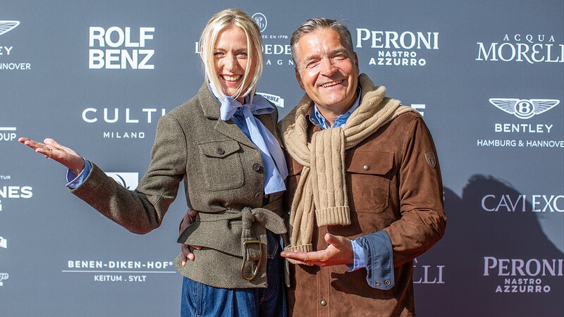 Das Moderatoren-Duo der AW Fashion Show: Die RTL-Moderatoren Sandra Maurer und Patrick Linke führten gemeinsam mit Alexander Wirth durch den besonderen Modeabend in Keitum.