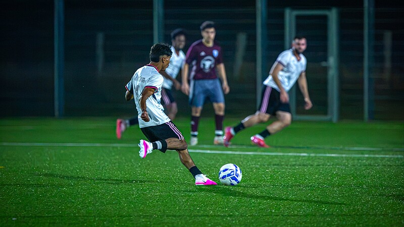 Trotz zwischenzeitlicher 2:1-Führung und personeller Überzahl reichte es für das neue Herrenteam von Team Sylt nicht zum Erfolg. Der SV Klintum drehte die Partie und gewann auf Sylt mit 4:2.