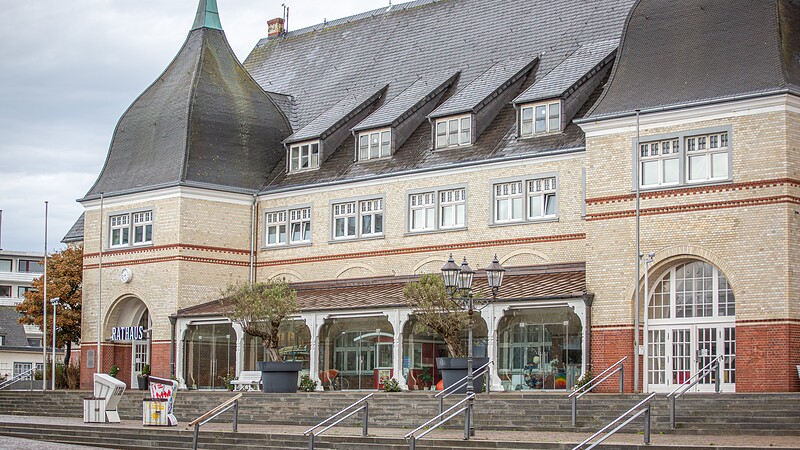 Feuerwehr und Handwerksfirmen sind am Montagmorgen am Westerländer Rathaus im Einsatz. Nach Informationen von ansässigen Firmen vor Ort sind offenbar sowohl Bereiche des Rathauses als auch der Kursaal vom Wasserschaden betroffen.