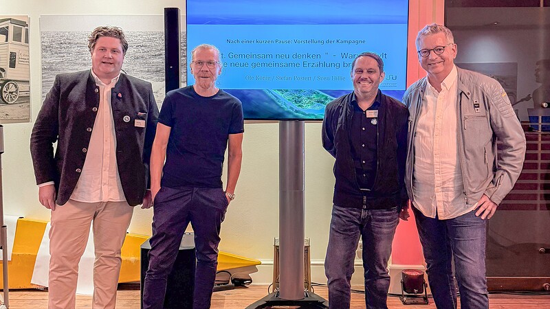 Gemeinsam für die Zukunft Sylts: Ole König, Stefan Postert, geschäftsführender Gesellschafter der postert.hamburg GmbH sowie Stadtentwickler und Stratege, Raphael Ipsen und Sven Hillie von H4 – Agentur für Markenentwicklung & Markenkommunikation GmbH, verantwortlich für die Kommunikationskampagne „Ich bin Sylt“, bei der Jahreshauptversammlung der Sylter Unternehmer e. V.