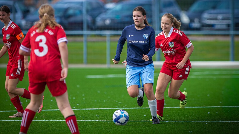 Klare Angelegenheit auf dem Kunstrasen in Sylt-Ost: Die B-Juniorinnen von Team Sylt setzten sich mit 9:0 gegen die SG Mitte NF durch und überzeugten mit sicherem Kombinationsspiel, starker Abwehrarbeit und neun Treffern.