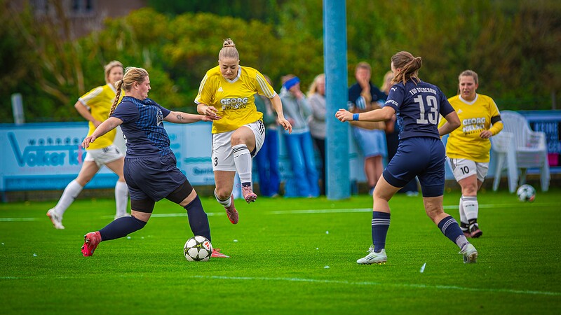 Zehn Tore und eine geschlossene Mannschaftsleistung: Der SC Norddörfer ließ dem TSV Stedesand beim 10:2-Heimsieg am 13. September wenig Raum. Zur „Woman of the Match“ avancierte Nommi Marie Rohde, die mit starkem Zweikampfverhalten, Übersicht und konsequenter Defensivarbeit überzeugte – und sich am Ende auch noch selbst mit einem Treffer belohnte.