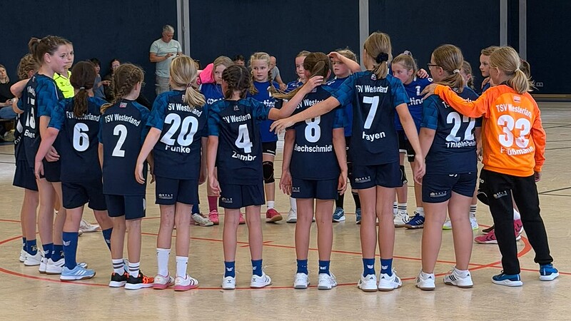 Girl-Power: Die weibliche E-Jugend des TSV Westerland ließ sich gegen den Bredstedter TSV auch von einem Rückstand nicht entmutigen und kämpfte sich bis auf 10:11 heran. Am Ende hieß es 10:14 – die junge Mannschaft zeigte dabei viel Herz und Teamgeist.