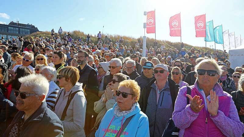 Volle Promenade zum großen Finale: Zahlreiche Zuschauer verfolgten am Sonntag die Siegerehrung des Citroën Windsurf World Cup Sylt am Brandenburger Strand. Nach zehn Veranstaltungstagen verabschiedete sich der World Cup bei strahlendem Sonnenschein von seinem Publikum.