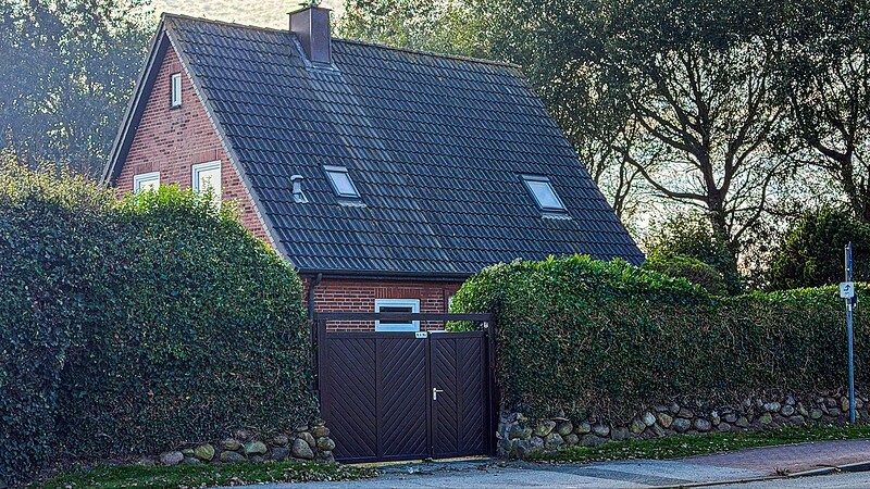 In diesem Wohnhaus an der Keitumer Landstraße befindet sich die Praxis für Psychiatrie und Psychotherapie von Finn Lornsen. Das bisher am Gebäude angebrachte Praxisschild ist inzwischen abgebaut. Der reguläre kassenärztliche Praxisbetrieb ruht seit dem 7. September 2026.