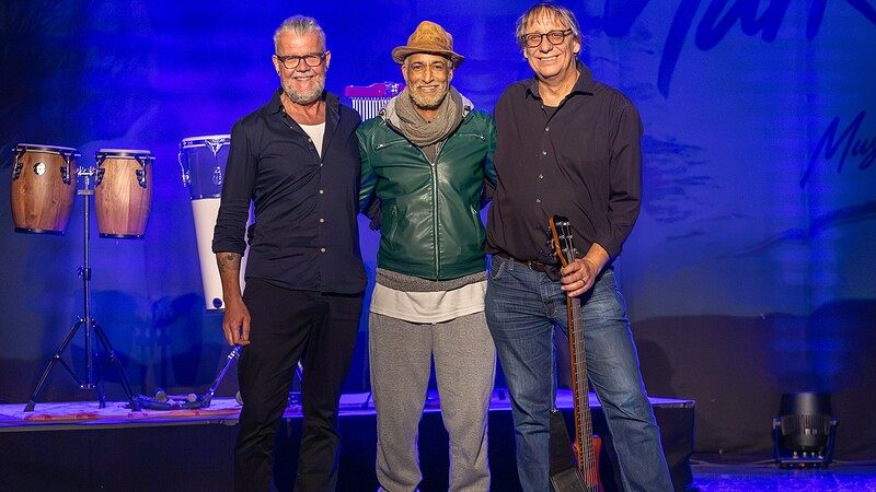 Andreas „Andre“ Bollmann an den Percussions, Mark Medlock und Bassist Markus Gieppner (von links) bei den Proben im Alten Kursaal Westerland. Gemeinsam bereiten sich die Musiker auf die beiden Konzerte am 24. und 25. Oktober 2026 vor. Medlock lobte besonders die engagierte Zusammenarbeit mit dem Bühnenteam des ISTS.