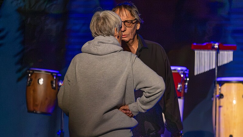 Elke Wenning, Veranstaltungskoordinatorin des Alten Kursaals in Westerland, und Bassist Markus Gieppner bei den Konzertvorbereitungen. Für Wenning geht mit Mark Medlocks Rückkehr auf die Sylter Bühne ein Versprechen aus dem Jahr 2020 in Erfüllung: Sie darf sein erstes Konzert nach der langen Pause am Samstag, 24. Oktober 2026, veranstalten.