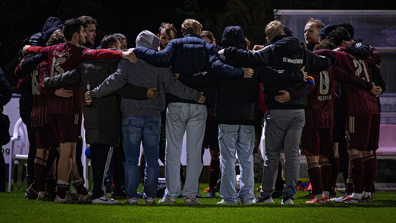 Zusammen gewinnen, zusammen verlieren: Auch nach der knappen 0:1-Niederlage gegen den TSV Süderlügum zeigt der SC Norddörfer seinen Teamgeist. Denn eines steht fest: Beim SCN gewinnt man gemeinsam – und verliert auch gemeinsam.