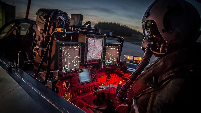 Ein Blick ins Cockpit eines Tornado-Kampfjets zeigt den Arbeitsplatz der Besatzung. Besonders bei Dunkelheit sind Erfahrung, Konzentration und eingespielte Abläufe gefragt. Ab dem 26. Oktober trainiert die Luftwaffe wieder nachts über Schleswig-Holstein.