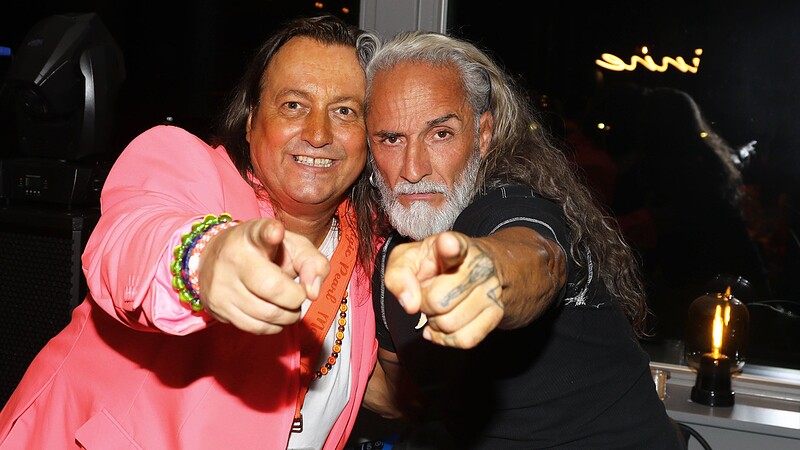 Glamour und gute Stimmung auf Sylt: Alexander Scharrenberg, besser bekannt als „Mister Magic“, gemeinsam mit Tolga Kurtulus, der auf Instagram als „this.is.tolga“ bekannt ist. Zwei kreative Köpfe beim außergewöhnlichen Fashion-Wochenende von Designerin Pia Bolte.