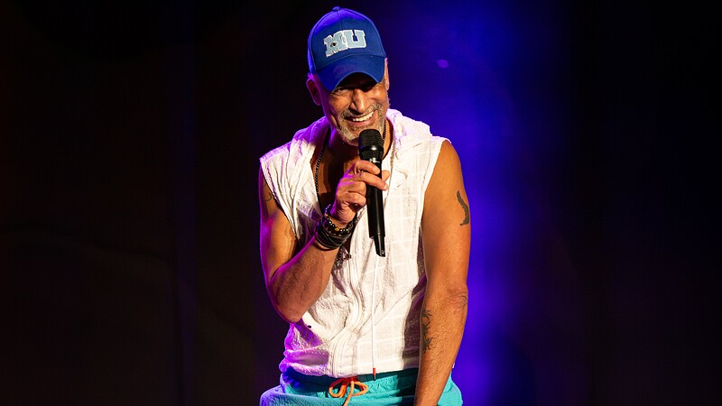 Den Schalk im Nacken und ein verschmitztes Lächeln im Gesicht: Mark Medlock zeigte sich bei seinem Comeback im Alten Kursaal Westerland von seiner humorvollen Seite. Immer wieder sorgte er mit spontanen Späßen und seiner lockeren Art für Lacher und beste Stimmung im Publikum.