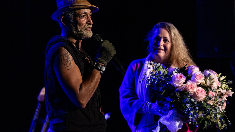 Ein emotionaler Abschluss am Samstagabend im Alten Kursaal Westerland: Nach seinem umjubelten Comeback-Konzert stehen Mark Medlock und seine langjährige Managerin und enge Freundin Cornelia „Conny“ Reckert gemeinsam auf der Bühne. Beide sind sichtlich gerührt, die Tränen stehen ihnen in den Augen. Ein bewegender Moment nach sechs Jahren Konzertpause auf Sylt.