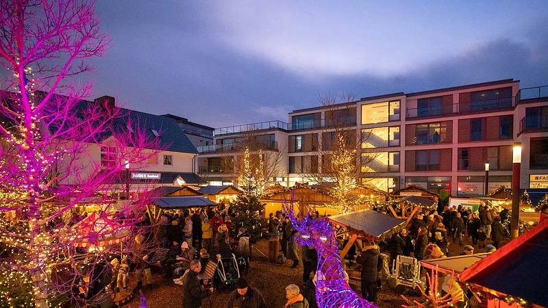 Gemütliche Stunden mitten in Westerland: Der Sylter Wintermarkt lädt auch in diesem Jahr mit heißen Getränken, winterlichen Spezialitäten und festlicher Atmosphäre zum Verweilen ein. Besonders das gemütliche Wintermarkt-Stadl bietet einen geschützten Platz für gemeinsame Stunden in der Adventszeit.