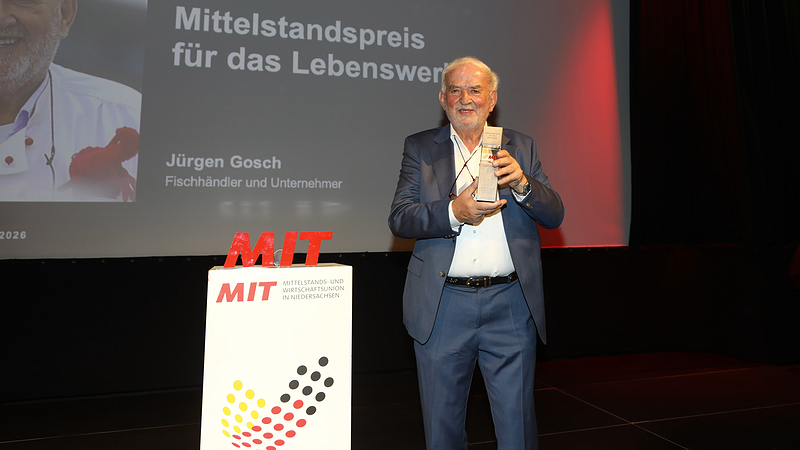 Vom Aalverkäufer am Lister Hafen zur norddeutschen Unternehmerlegende: Jürgen Gosch wurde beim MIT-Unternehmertag in Wenningstedt mit dem Mittelstandspreis der Norddeutschen Wirtschaft ausgezeichnet. Eine besondere Anerkennung für sein Lebenswerk und mehr als fünf Jahrzehnte Unternehmergeist auf Sylt.