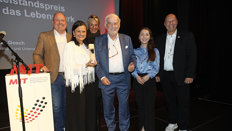 Gemeinsam bei der Verleihung des Mittelstandspreises der Norddeutschen Wirtschaft an Jürgen Gosch im Rahmen des MIT-Unternehmertags in Wenningstedt. Von links: Holger Bormann, Gitta Connemann, Dorin Müthel-Brenke, Jürgen Gosch, Sandra Schmull und Stefan Lange.